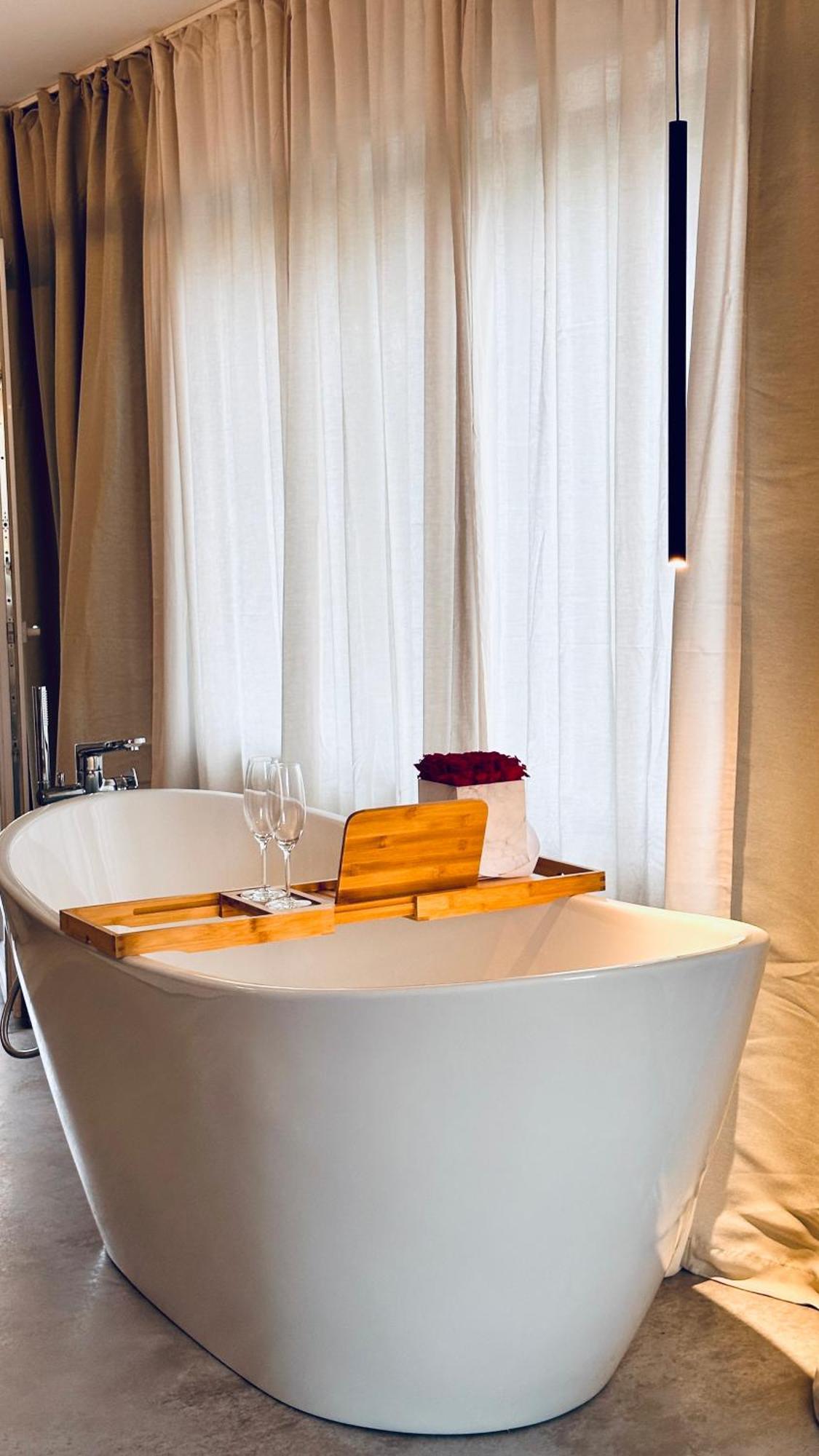 Leonardo Wuerzburg I Freistehende Badwanne Apartment Екстериор снимка