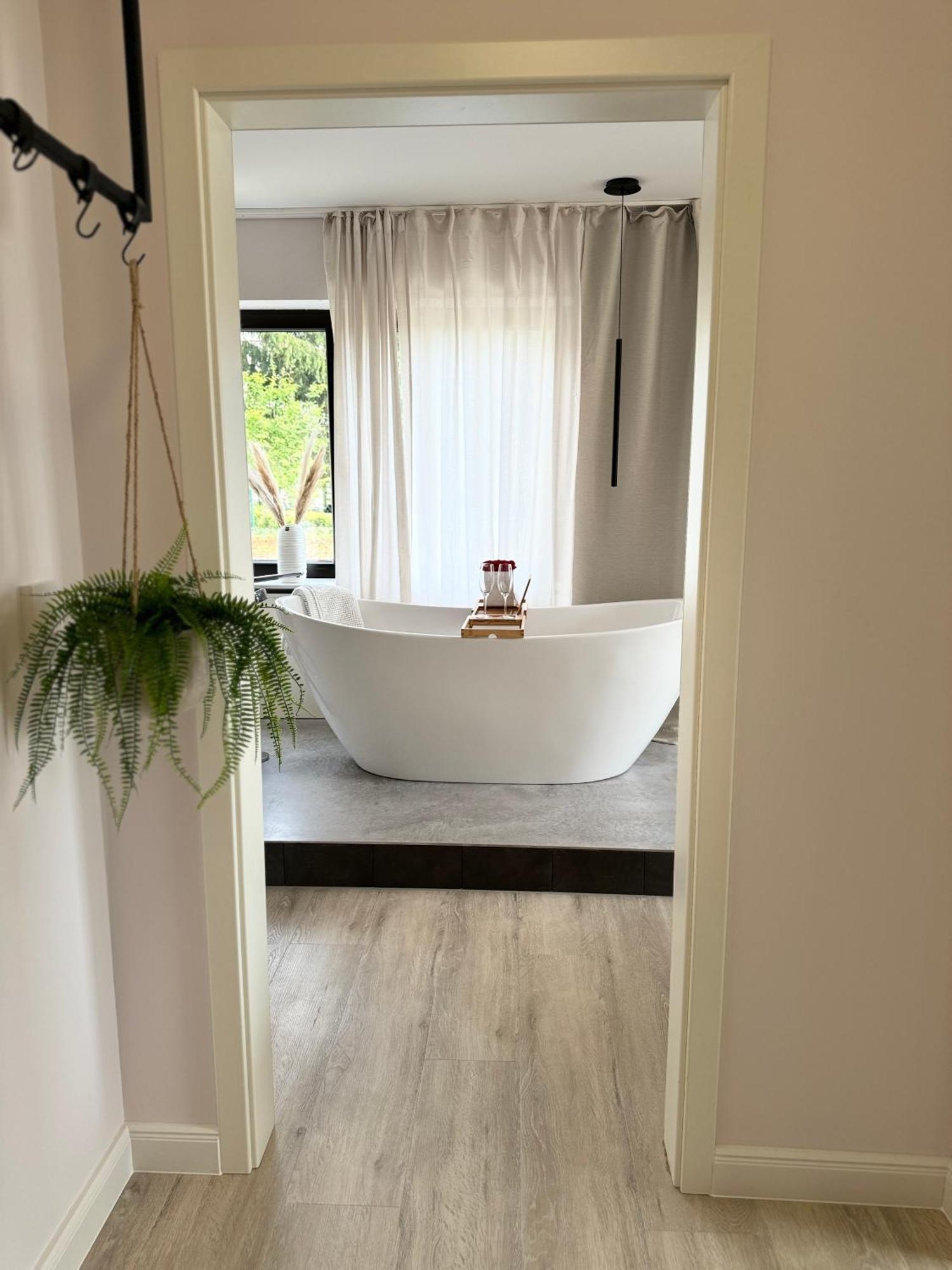 Leonardo Wuerzburg I Freistehende Badwanne Apartment Екстериор снимка