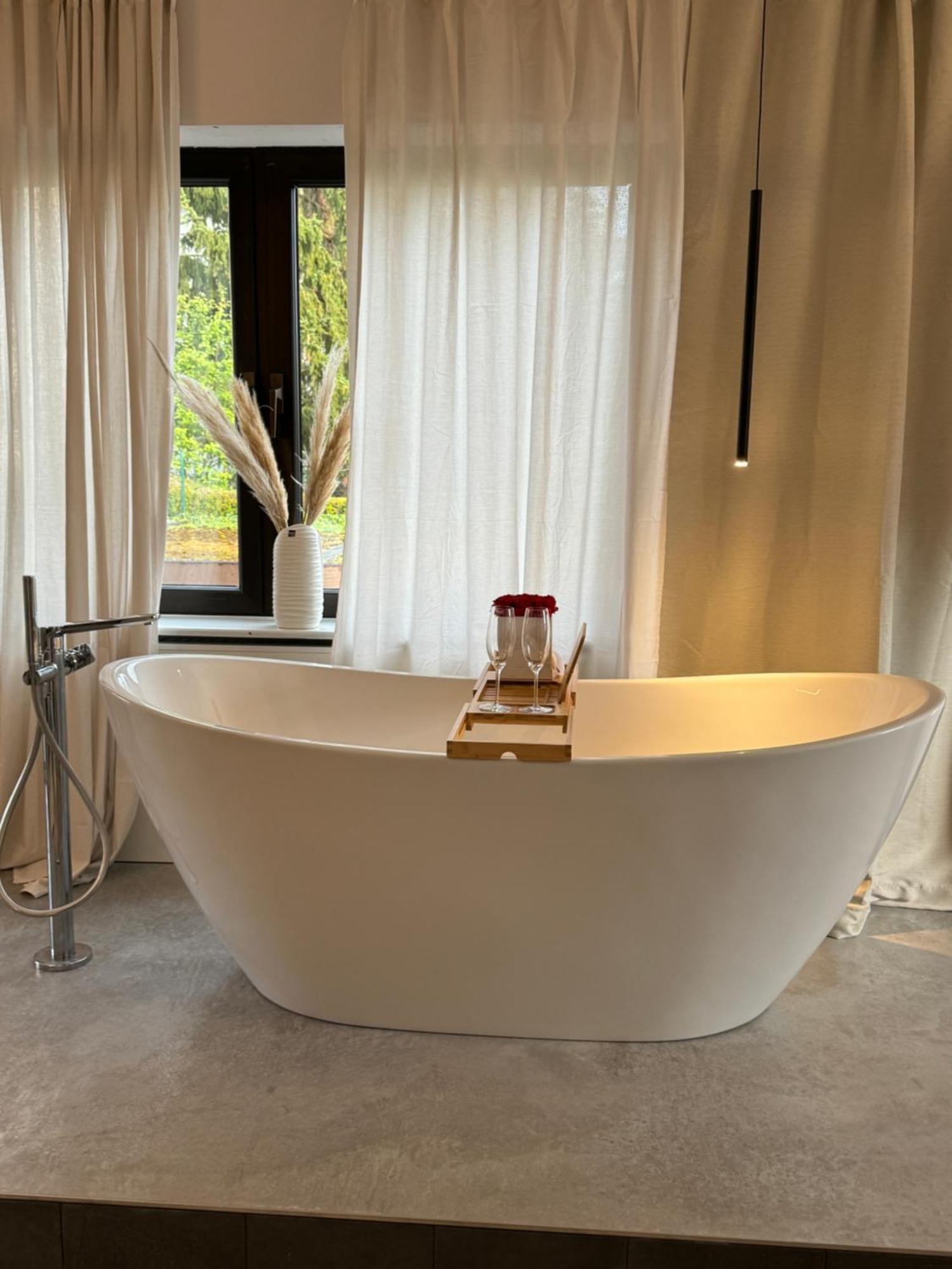 Leonardo Wuerzburg I Freistehende Badwanne Apartment Екстериор снимка
