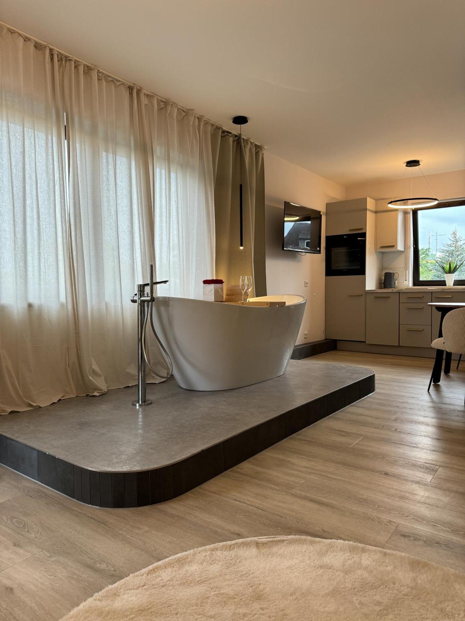 Leonardo Wuerzburg I Freistehende Badwanne Apartment Екстериор снимка